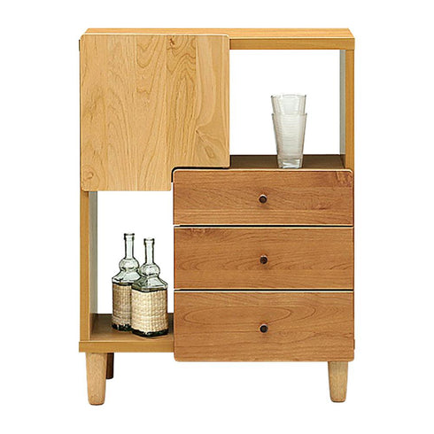 【飾る楽しさ、見せる収納】
お気に入りのグラスや雑貨、思い出の品々をオープンなスペースに飾れば、あなただけの個性的なディスプレイが完成し、日々の暮らしに彩りを添えます。