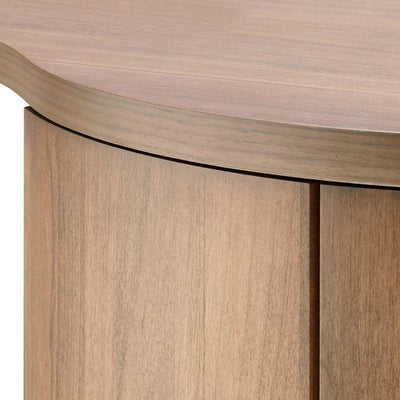 【触れたくなる、なめらかな天板】
思わず手で触れてしまいたくなるほど滑らかに仕上げられた天板は、ウォールナット突板の豊かな表情が際立ち、上質な空間を演出します。