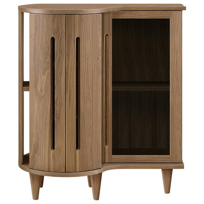 【魅せる、隠す、美しき収納】
アールを描く扉とガラス扉の組み合わせが、収納する物に合わせて見せたり隠したりと、あなただけのディスプレイを楽しむ自由を与えてくれます。