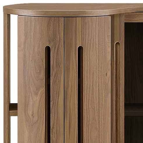 【デザインに溶け込む引き手】
前板に施されたスリット状の引き手は、デザインのアクセントでありながら使いやすく、アルダー材の優しい質感がミニマルな印象の中に温かみを添えます。