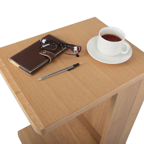 【手元で楽しむ、豊かな時間】
コーヒーを片手に読書をしたり、手帳を開いて考え事をしたり、そんな何気ない日常のひとときを、このサイドテーブルがもっと豊かに彩ります。