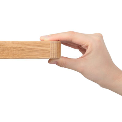 【本物の木が持つ、優しい質感】
美しい木目が際立つ天然木の突板を贅沢に使用し、触れるたびに木の温もりと安らぎを感じさせてくれます。