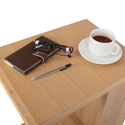 【あなたの「ちょっと」をサポート】
耐荷重10kgのしっかりとした天板は、ノートパソコンでの作業はもちろん、あなたの毎日の「ちょっと置きたい」を確実に支えます。