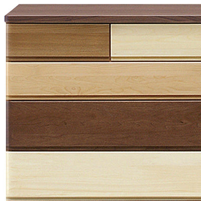 【天然木ならではの豊かな表情】
アルダー、ニレ、ポプラなど、それぞれに個性のある木材を丁寧に組み合わせた前板は、天然木ならではの豊かな表情で、空間に深みと味わいを加えます。