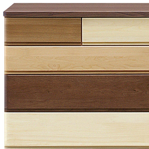 【天然木ならではの豊かな表情】
アルダー、ニレ、ポプラなど、それぞれに個性のある木材を丁寧に組み合わせた前板は、天然木ならではの豊かな表情で、空間に深みと味わいを加えます。