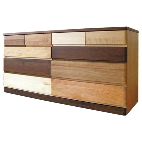 【美しい木目のハーモニー】
様々な無垢材を組み合わせた前板が、見る角度によって異なる表情を見せ、お部屋全体に温かい木のぬくもりとリズミカルな楽しさをもたらします。