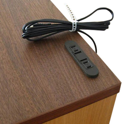 【暮らしを快適にするひと工夫】
天板には便利な2口コンセントが付属しており、ベッドサイドランプを置いたり、スマートフォンの充電をしたりと、あなたの暮らしに寄り添い快適さをプラスします。