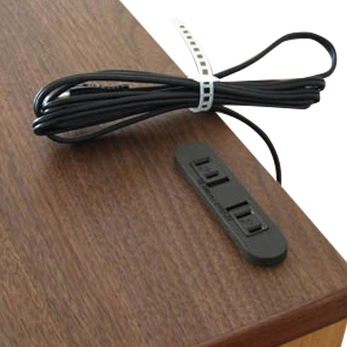 【スッキリとした配線が可能】天板奥には2口コンセントを設けられており、コンセントをまとめてスッキリとした配線が可能です。