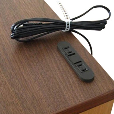 【スッキリとした配線が可能】天板奥には2口コンセントが付属。スッキリとした配線が可能です。