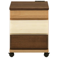 【広々天板でベッド周り快適】幅40cmの大きめな天板と便利な2口コンセントで、ランプを灯しながらスマホの充電もできる、快適なベッドサイド空間を演出してください。