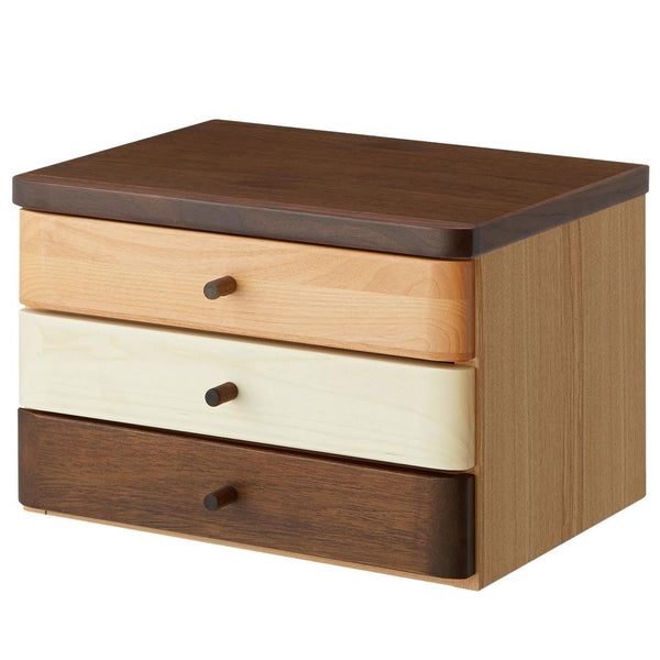 【デスクに置きたい、小さな家具】
3色の木材が織りなす美しいコントラストが、無機質になりがちなデスク周りを明るく彩り、あなただけの特別な空間を作り上げます。