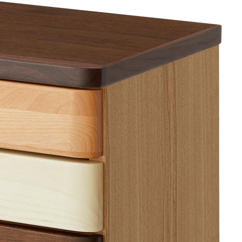 【上質な木の質感をデスクに】
天板に使われたウォールナットの深い色合いと、丁寧に面取りされた角のなめらかな手触りが、日々のデスクワークに温もりと落ち着きを与えてくれます。