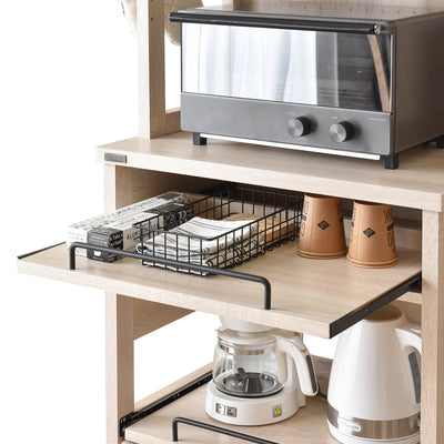 【家電をまとめて、作業も快適に】
毎日使うトースターやケトルを定位置に置き、手前のスライドトレーには小物やカトラリーをまとめれば、忙しい朝の準備もスムーズに進みます。