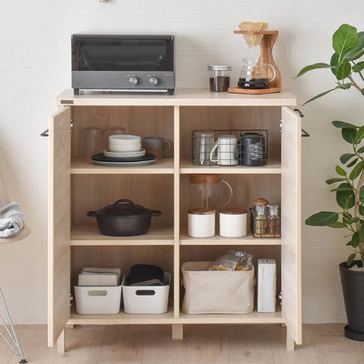 開き戸がついたロータイプのキッチンボードに、キッチン周りのものをスッキリと収納することができます。