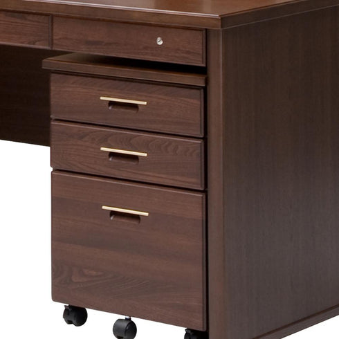 【細部に宿る、職人のこだわり】
なめらかなオークの天板、美しい木目のタモ材、そして桐を使った引出しに至るまで、家具の名産地、大川の職人技が光り、鍵やコンセントといった細やかな配慮が日々のデスクワークをより豊かなものにしてくれます。