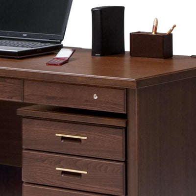 【理想の仕事空間をこの一台で】
広々とした天板でのびのびと作業し、PCや周辺機器の電源は天板のコンセントからスマートに確保、サイドワゴンを使いやすい位置へ動かせば、あなただけの快適で集中できるホームオフィスが完成します。