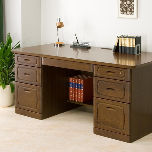 【集中力を高める深いブラウン】
深みのあるブラウンとオーク材の美しい木目が、心を落ち着かせる格調高い空間を演出し、日々のデスクワークをより知的で創造的な時間へと変えてくれます。