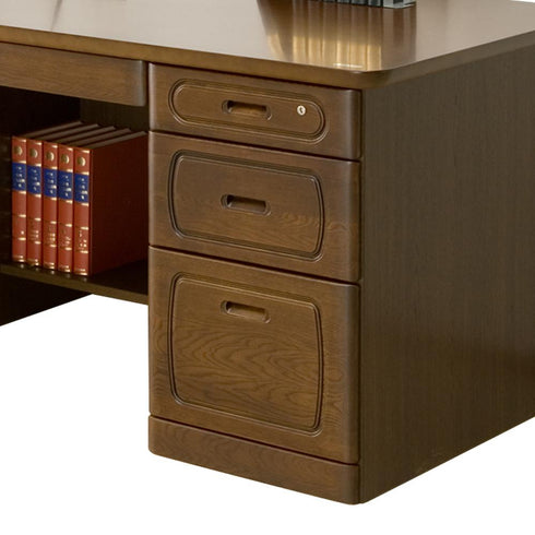 【細部に宿る職人のこだわり】
前面に施された繊細なライン加工や、大切なものを守る鍵付きの引き出しなど、細部にまで大川家具の職人のこだわりが宿り、所有する喜びを満たしてくれます。