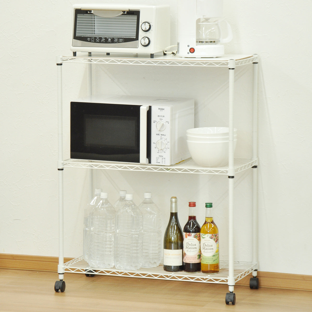 【キッチンを機能的に】電子レンジやコーヒーメーカー、食品ストックもスマートに収納できるホワイトラックの活用例です。