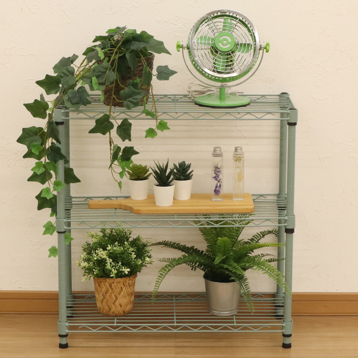 【心安らぐグリーン収納】観葉植物とも相性の良い落ち着いたグリーンが、お部屋に癒しの空間を生み出し、リラックスした雰囲気で整理整頓を楽しめます。