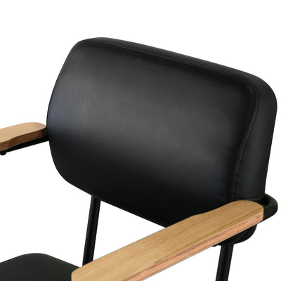 背や座面には耐久性、柔軟性のある素材のPUレザーを使用し、本物のレザーに似た外観と手触りが特徴です。