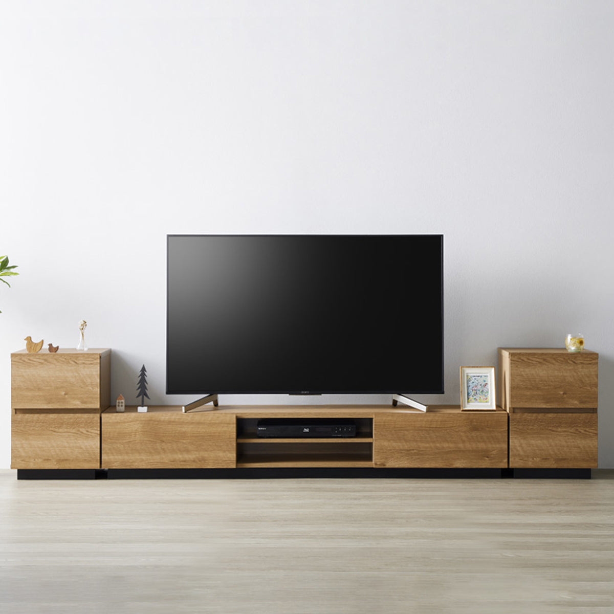 【ミニマルデザインで統一】洗練されたテレビボードとサイドチェストが、お部屋に広がりと落ち着きを与えます。