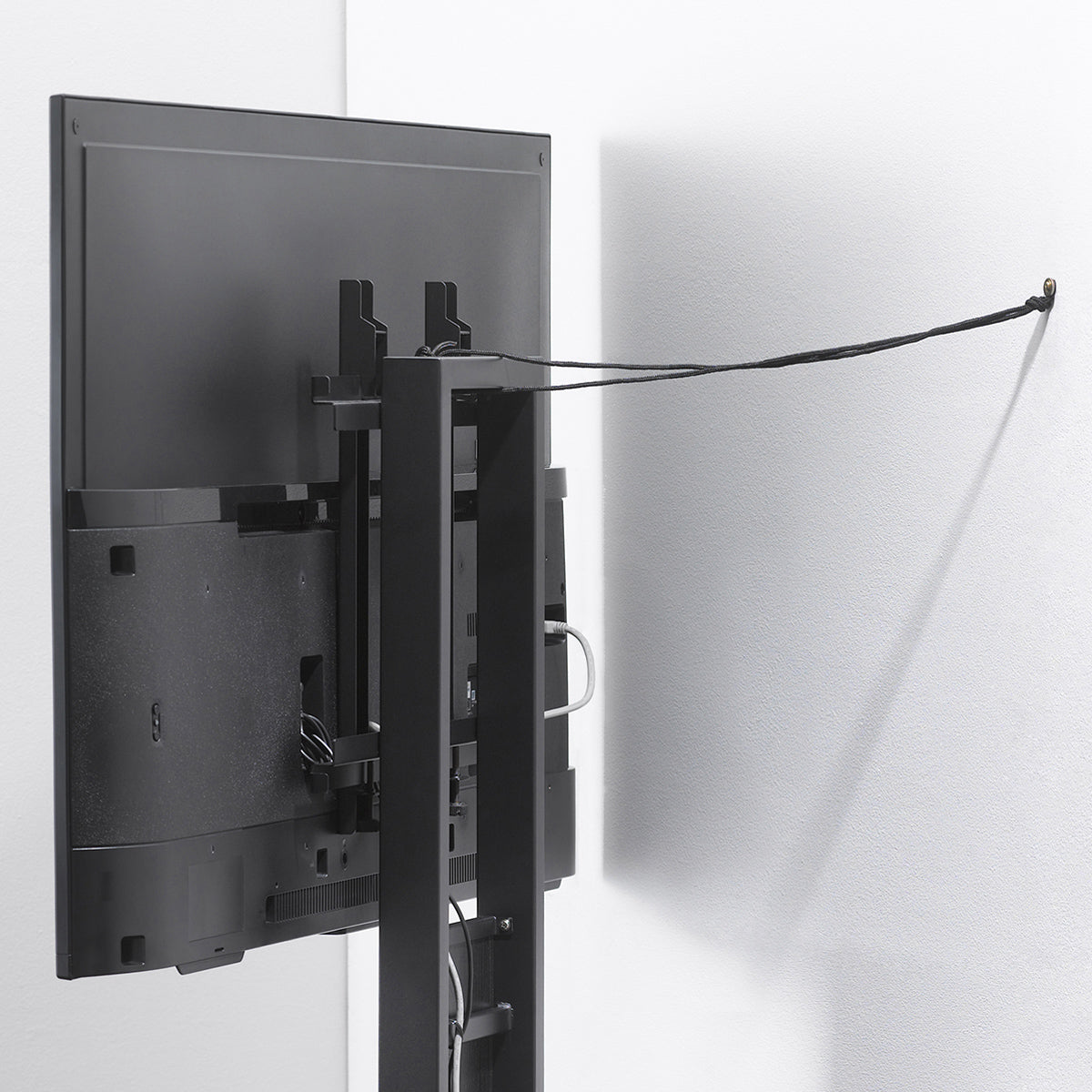 【安心の転倒防止対策】付属の転倒防止器具で、小さなお子様やペットがいるご家庭でも安全にお使いいただけます。