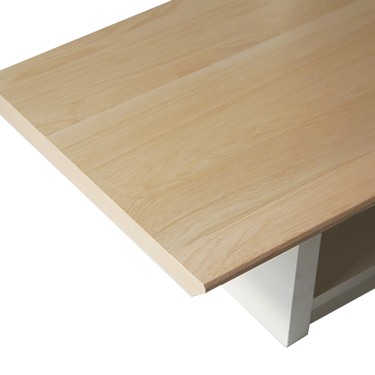 【こだわりの木目と手触り】丁寧に仕上げられた木目調の天板が、日々の暮らしに上質な温もりを添えます。