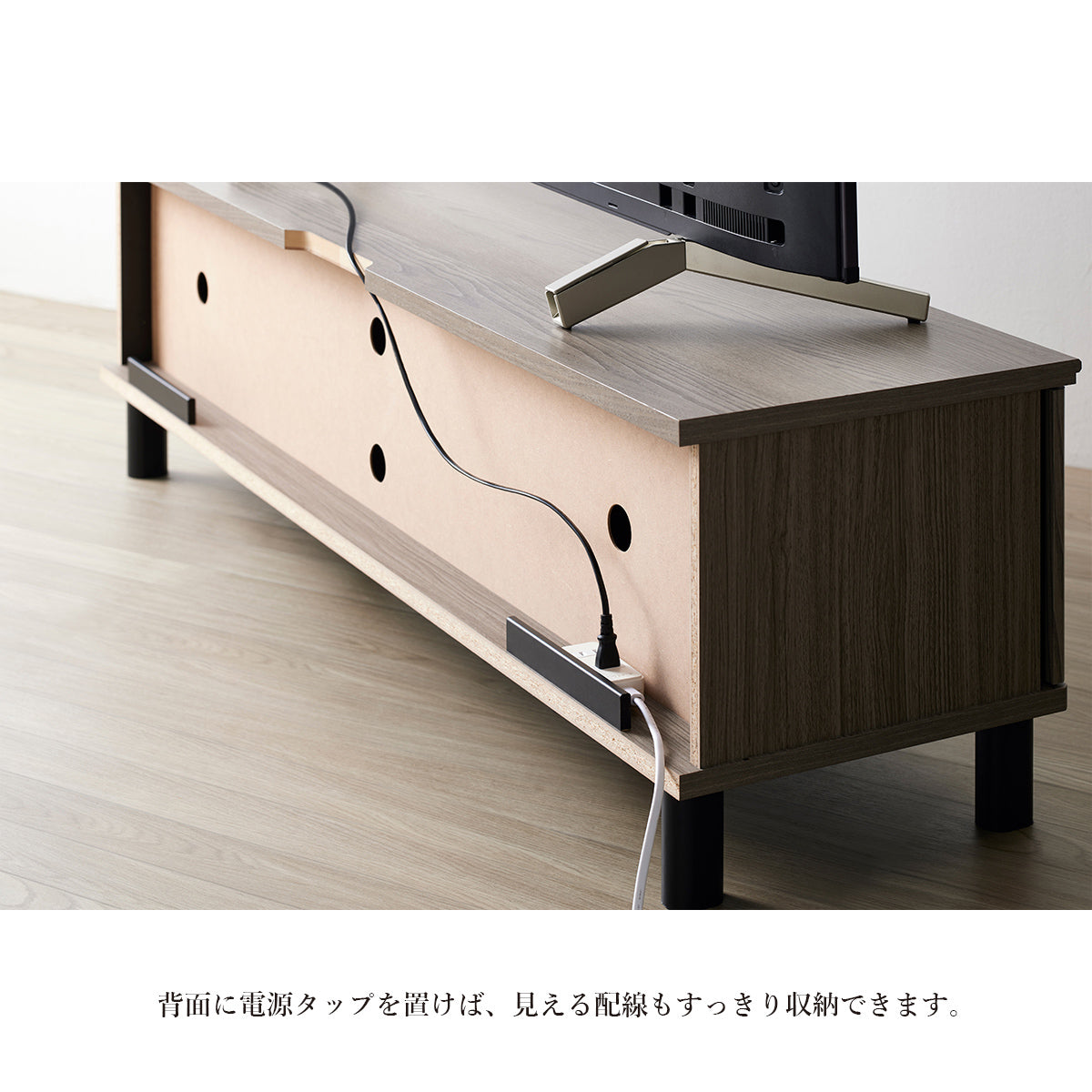 【背面収納で配線もきれいに】ルーターや電源タップを置けるスペースがあり、ごちゃつきがちな配線類もスマートに隠して収納できます。