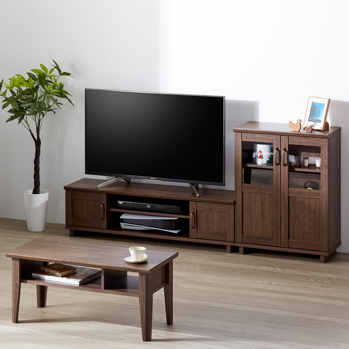 【用途広がるロータイプ】コーヒーテーブルとしてだけでなく、32型までのテレビ台としても活躍します。