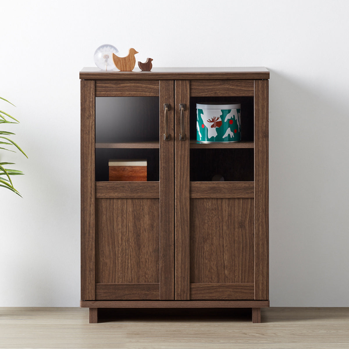 【暮らしに溶け込む一台】お気に入りの小物を飾りながら、日常の風景に温かみと機能性をプラスするキャビネットです。