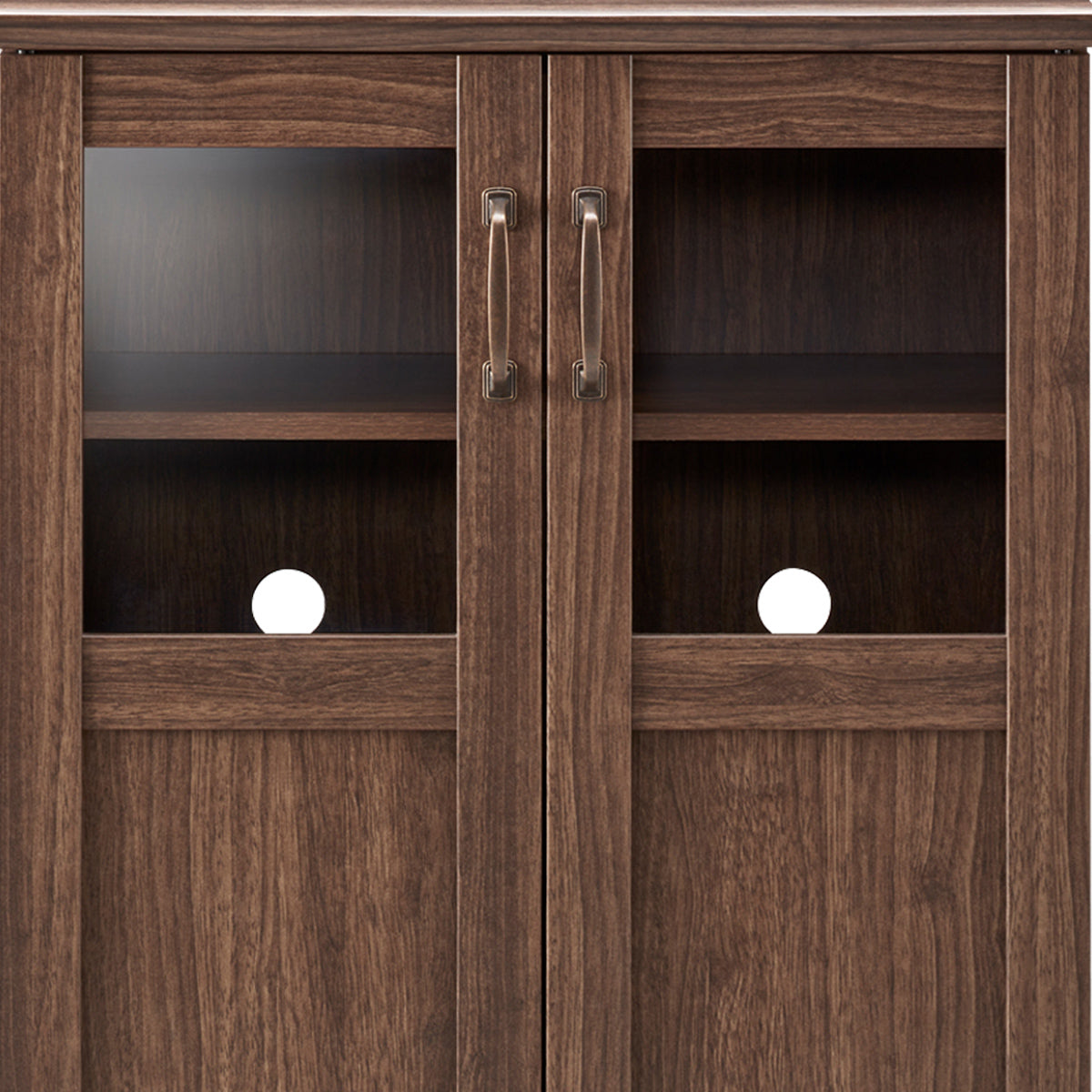 【使いやすさを追求した設計】可動式の棚板と便利な配線孔で、収納物や機器に合わせて自由にレイアウトできます。