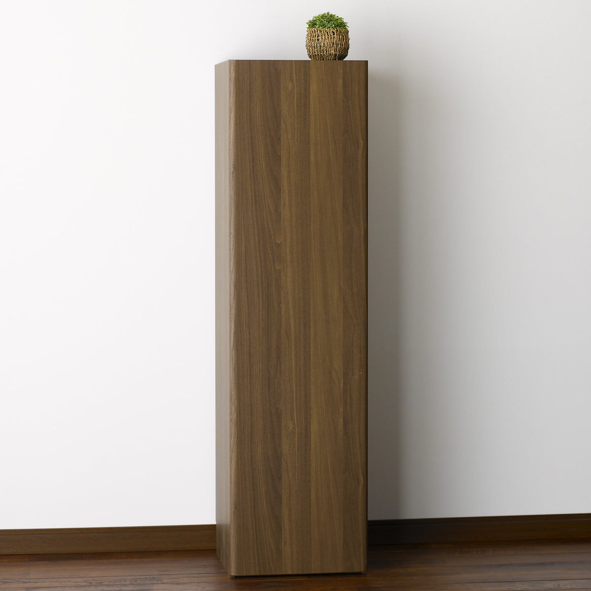 【選べるカラー】落ち着いたダークブラウンは、モダンな空間にも自然に馴染み、上質な印象を与えます。