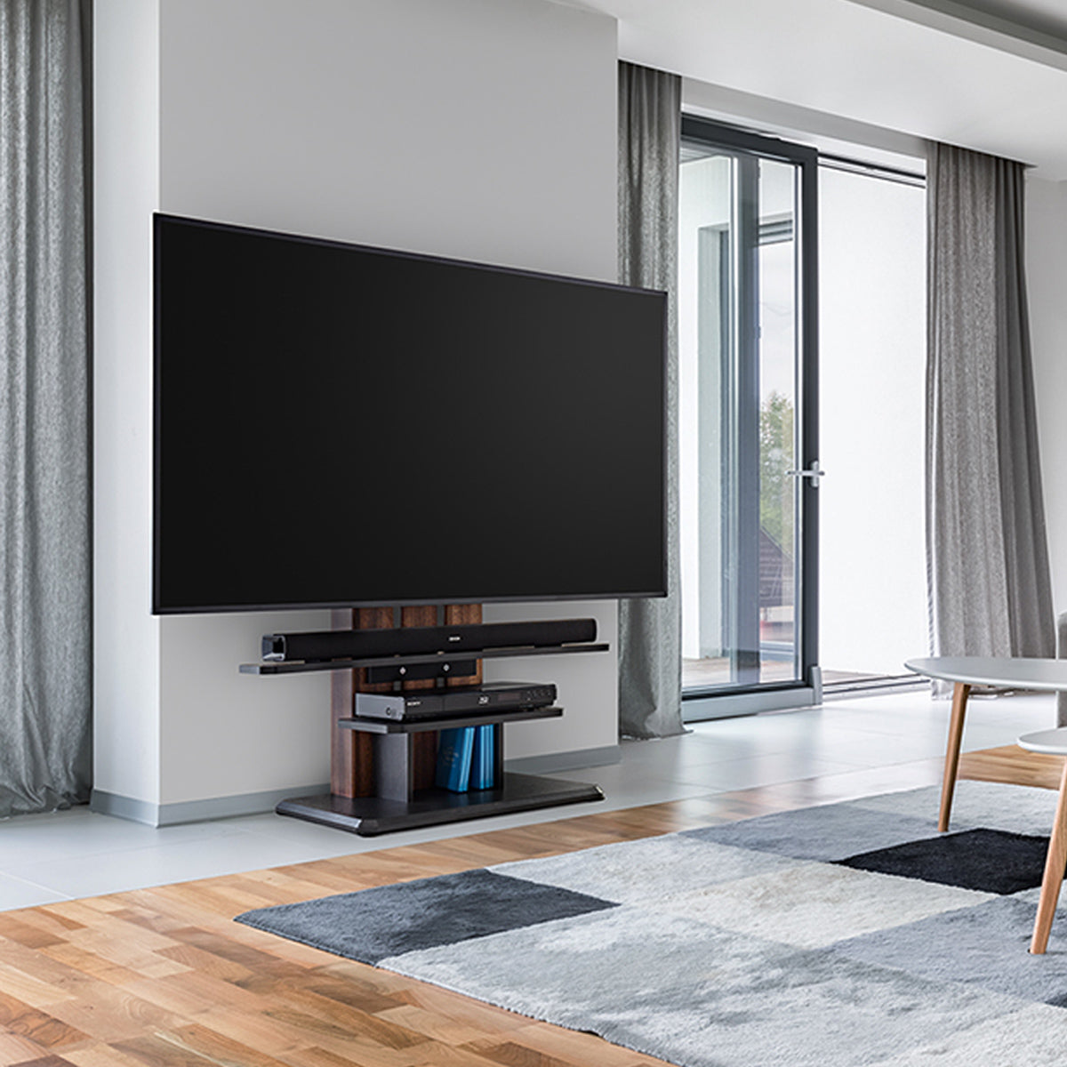 【リビングの中心に】大型テレビと洗練されたスタンドが、あなたのリビングを上質なエンターテイメント空間に変えます。