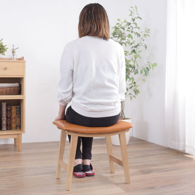 ゆったり座れる幅48cmの座面は、適度な弾力性やお尻にフィットするカーブ形状により、安定感のある座り心地となっています