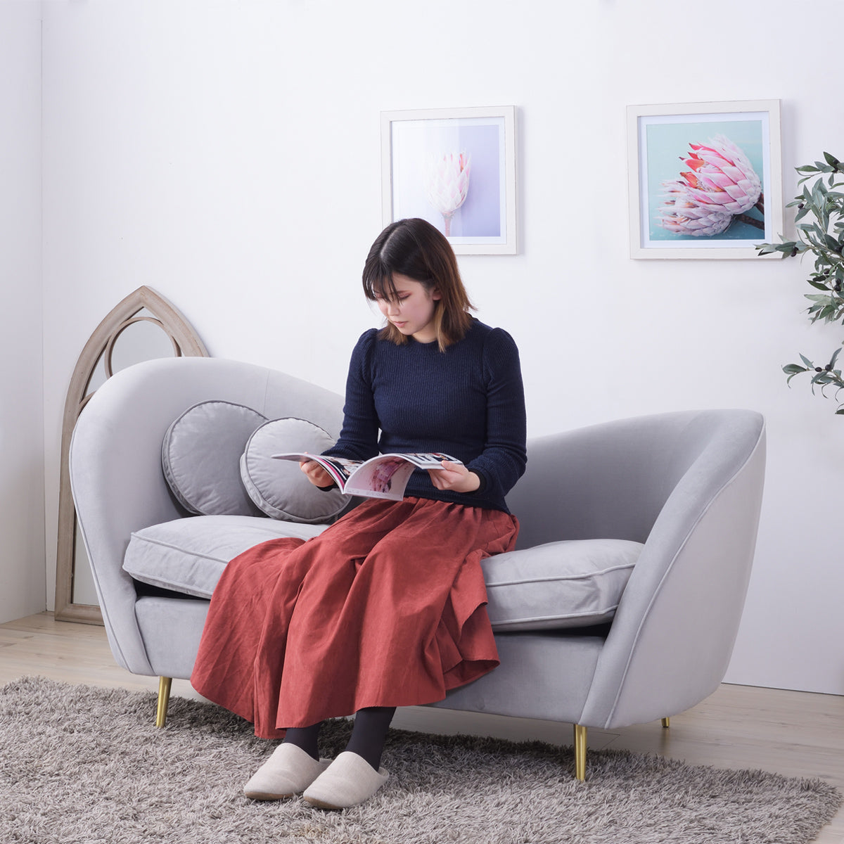 【自分だけの特等席】ゆったりと体を預けられる奥行きのある座面で、心安らぐ読書時間をどうぞ。