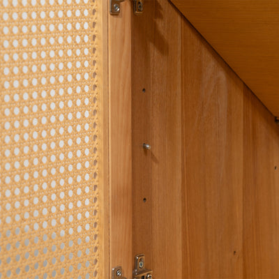 開き戸内の棚板は6cmピッチ3段階で高さ調節ができ、取り外しも可能ですので、収納物に合わせて自由にお使いいただけます。