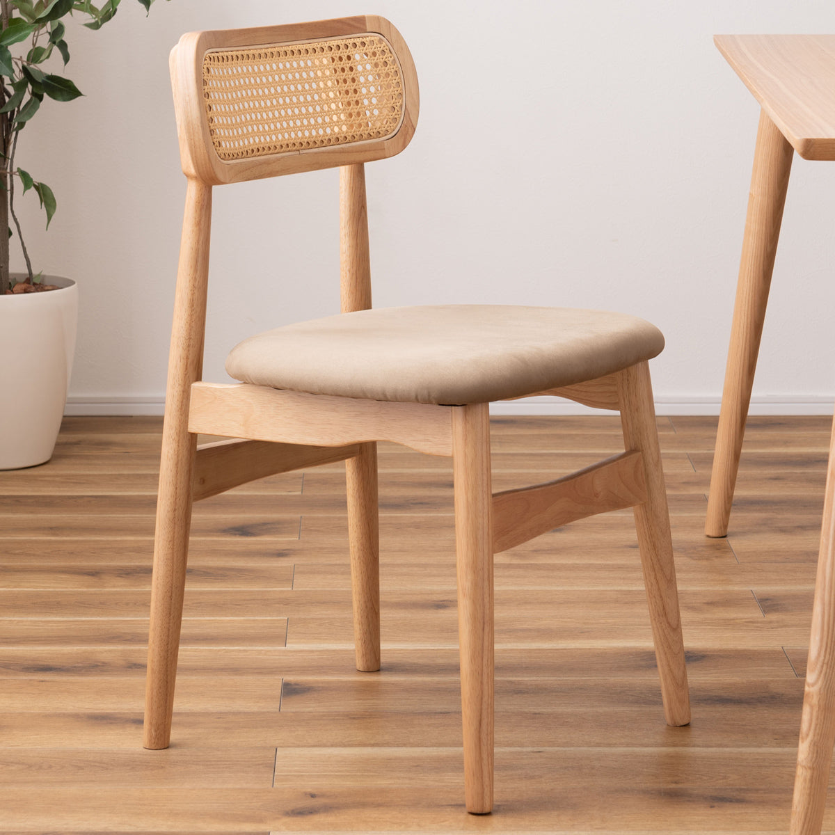 【届いたその日から、お洒落な暮らし】面倒な組み立てが必要ない完成品なので、箱から出して置くだけで、天然木の温もりとラタン調デザインが溶け込む、憧れのインテリアがすぐに始まります。
