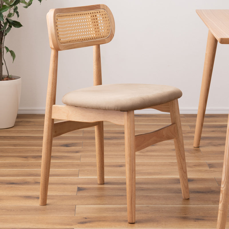 【届いたその日から、お洒落な暮らし】面倒な組み立てが必要ない完成品なので、箱から出して置くだけで、天然木の温もりとラタン調デザインが溶け込む、憧れのインテリアがすぐに始まります。