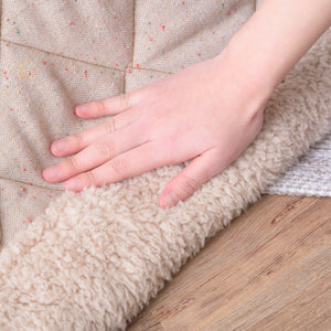 【思わず触れたくなる、この質感】縁にたっぷりとあしらわれたシープボアは、思わず頬ずりしたくなるような格別のふわふわ感で、至福のひとときをもたらします。