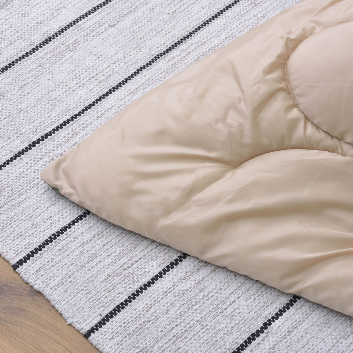 【暮らしに寄り添う、万能カラー】どんなお部屋のテイストにも優しく溶け込むベージュは、空間に温かみをプラスし、飽きることなく長く愛用できます。