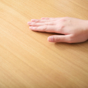 【毎日触れる、なめらかな手ざわり】ウレタン塗装で仕上げた天板は、木の自然な風合いを保ちながら、汚れや水に強く、日々のお手入れも簡単です。