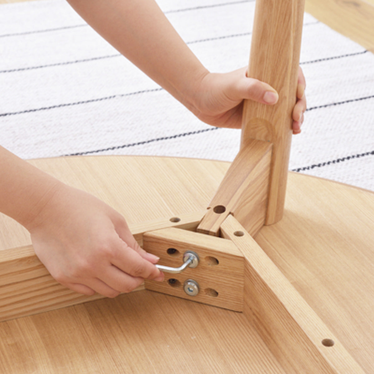 【届いてすぐに、組み立て簡単】付属の六角レンチを使い、天板に脚を取り付けるだけのシンプルな設計で、届いたその日からすぐにお使いいただけます。