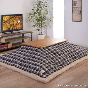 【家族団らんのこたつ】広々とした天板の下で、みんなで足を伸ばして暖まれる至福の時間。