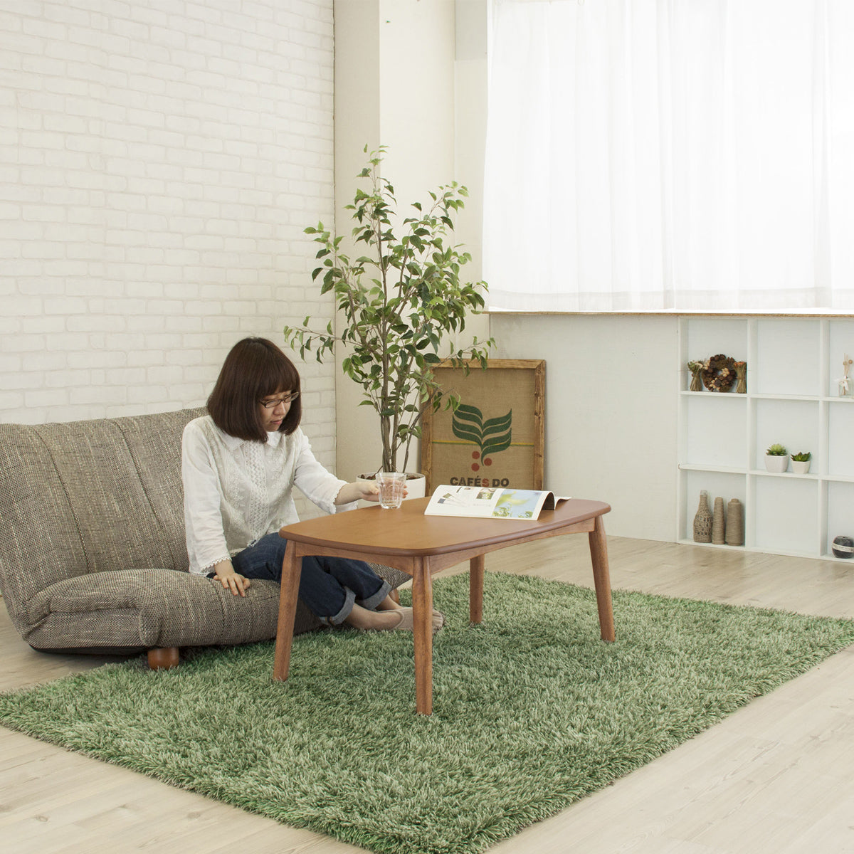 【床でくつろぐ、自由なスタイル】時には脚を外して、ラグの上でごろりとくつろぐ、そんな自由な時間を叶えるローテーブルとしても活躍します。