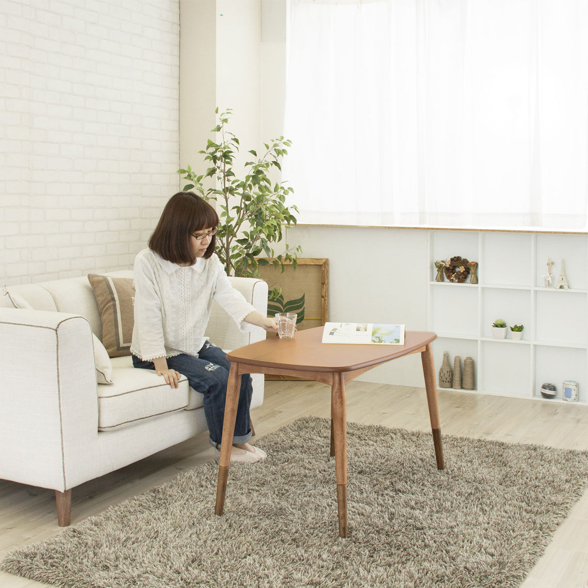 【ソファと過ごす、豊かな時間】ソファに座ったままでも、ちょうど良い高さでゆったりとくつろげる、そんな理想の時間をこの一台でどうぞ。