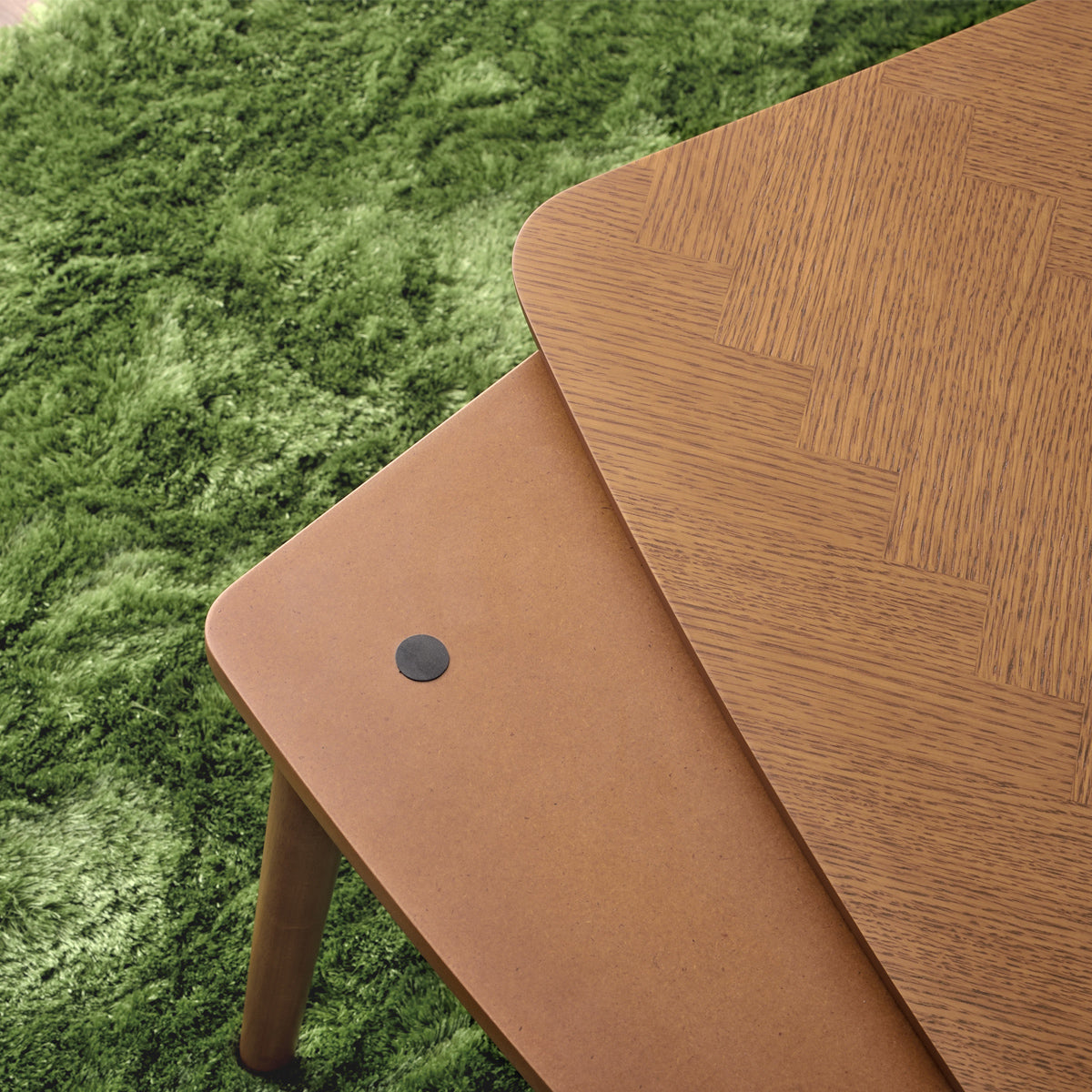 【布団のズレを防止】天板裏には滑り止めが付いており、こたつ布団をしっかりと固定してズレを防ぎます。