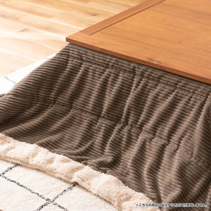 【ぬくもりを演出】天然木の天板と相性の良いこたつ布団を合わせれば、温かみのある空間が完成します。