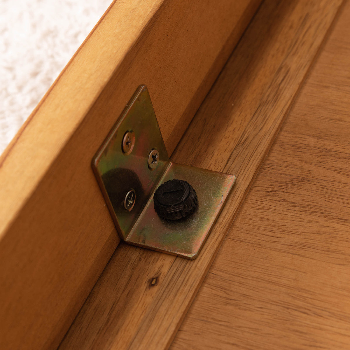 【天板固定で安心】天板の裏には固定ネジがあり、オフシーズンも安心してテーブルとして使用できます。