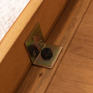 【天板固定で安心】天板の裏には固定ネジがあり、オフシーズンも安心してテーブルとして使用できます。